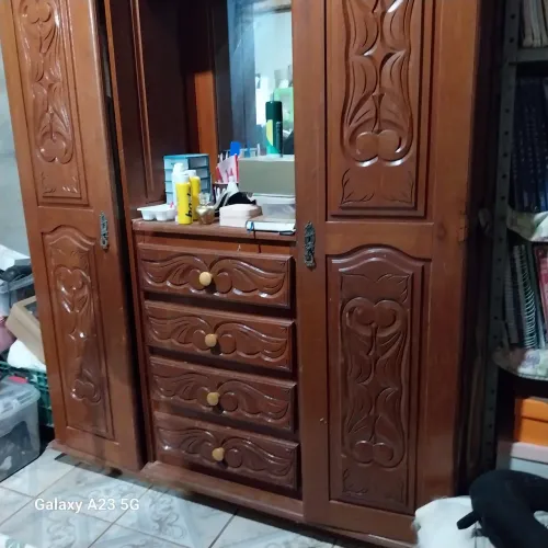 Guarda roupa de madeira ótimo estado