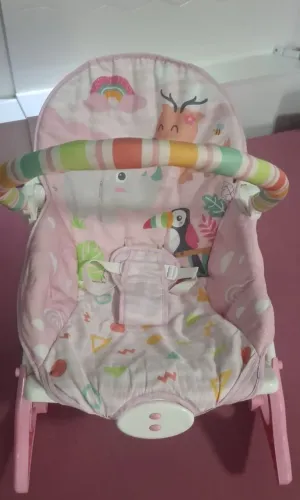 Cadeirinha de descanso de bebê vibra e toca musica