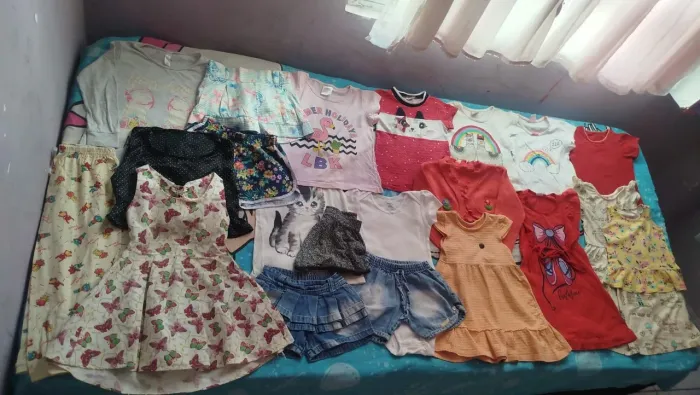 Lote de menina com 20 peças tamanho 2 anos 