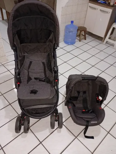 Vendo carrinho e bebê conforto