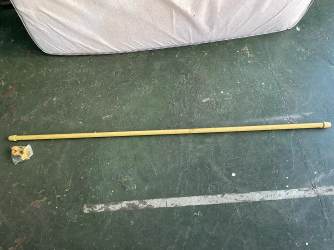 Varão de Cortina Amarelo com Suporte 2,00m