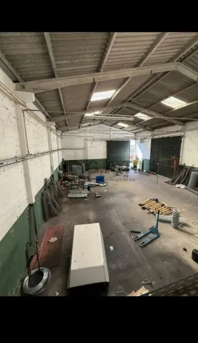 Barracão comercial para locação em Sorocaba-SP, bairro Eden: 1 banheiro, 4 vagas e 300m² d