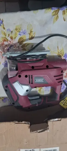 Serra tico tico profissional com laser marca Dobevi vem com conjuntos de laminas