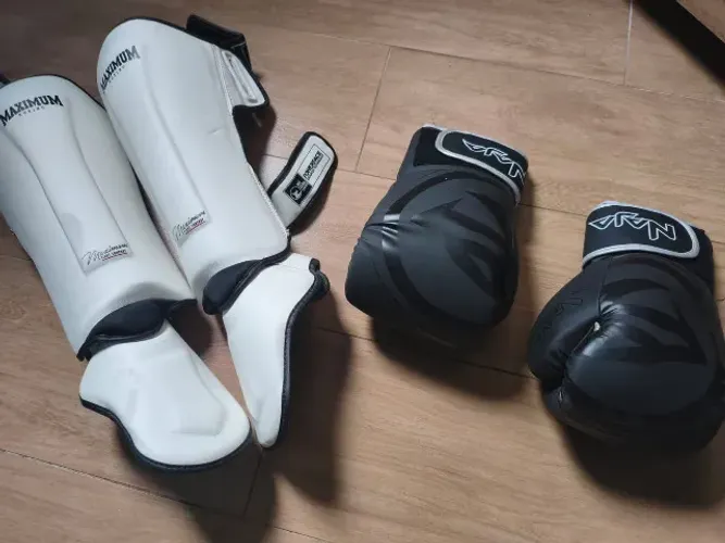 Kit kickboxing/muay thai - Caneleira Maximum Pequena + Luva Naja 10oz(Muito novos)