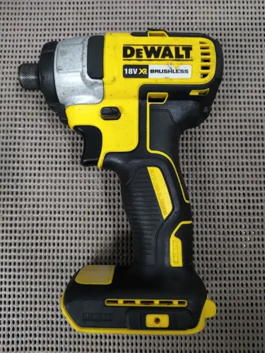 Parafusadeira de impacto DeWalt DCF886