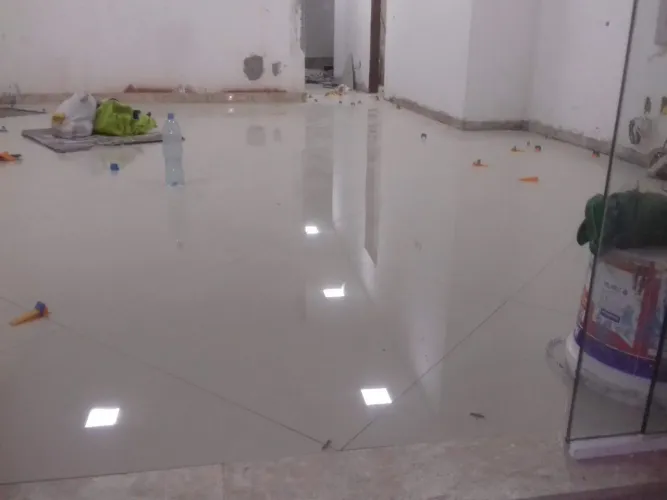 Pedreiro construindo com o povo