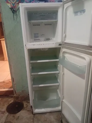 Geladeira gela só em cima em baixo precisa coloca gas