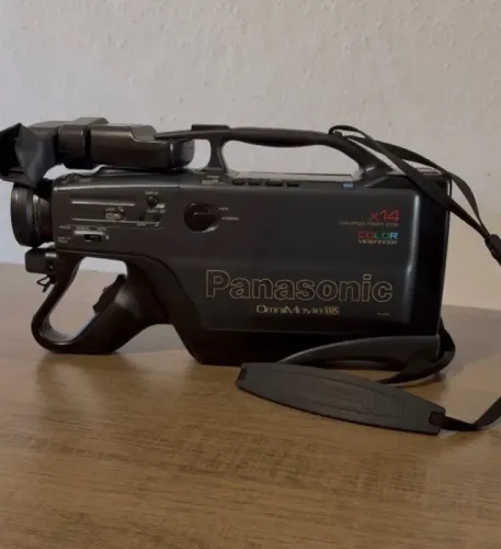 Filmadora Panasonic OmniMovie VHS Vintage - Completa com Maleta e Acessórios