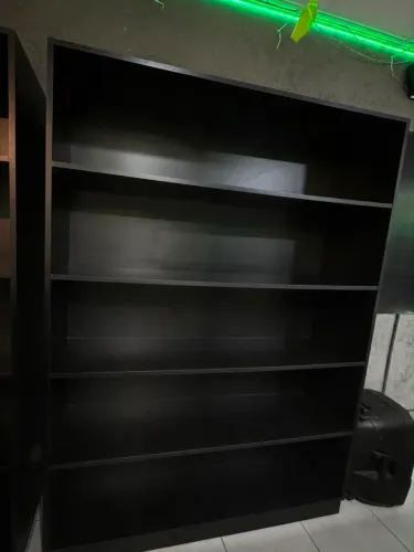 Estante expositora em MDF preto