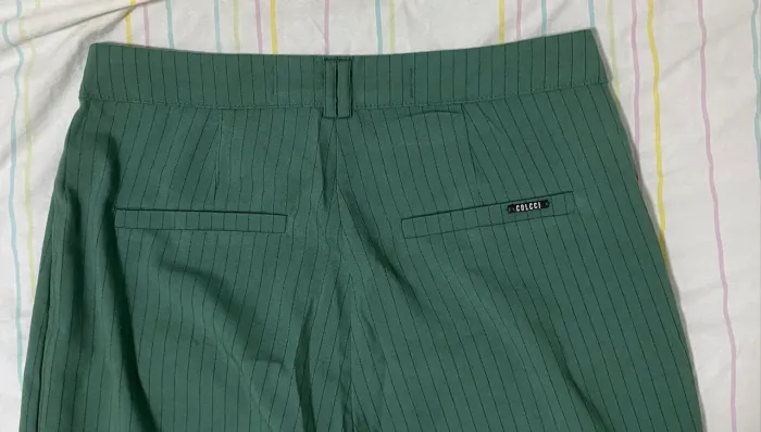 Calça alfaiataria verde risca de giz marca Colcci tamanho 40