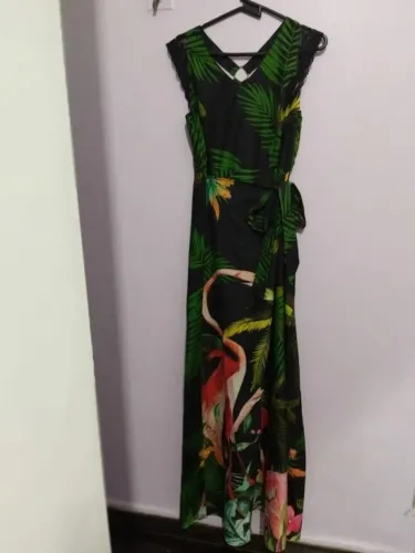 Vestido justo com saia longa presa a cintura por faixa, com estampa flamingossada