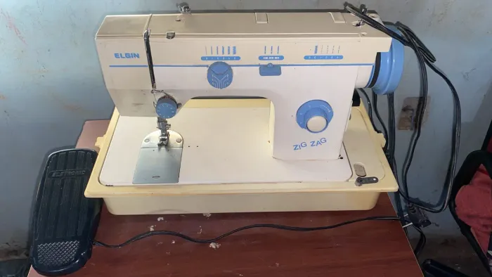 Vendo duas máquinas de costura uma Singer ponto de ouro modelo 660 a outra Elgin M25