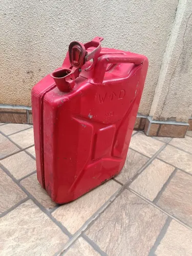 Galão de gasolina antigo jeep