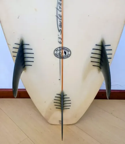 Prancha de Surf 6'3 Seminova com Capa - Saulo Lyra - R$ 325