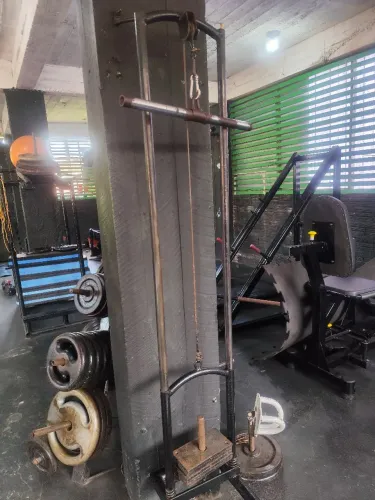 2 aparelhos para musculação.