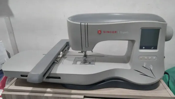 Bordadeira Singer Superb EM200 para retirada de peças- painel touch ruim