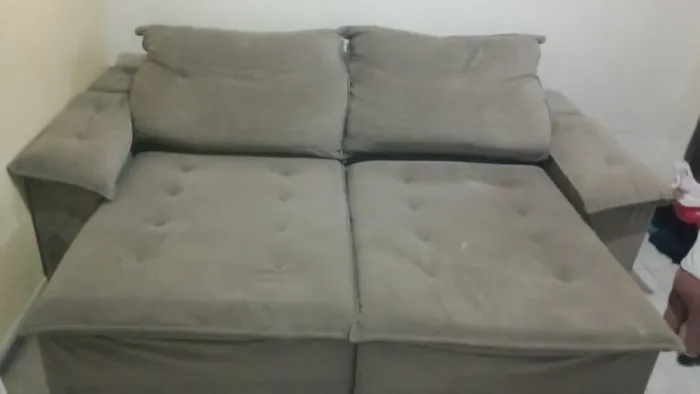 Vendo sofá retratio grande . É um reck de sala novo. Motivo. Mudança. Whatsapp *