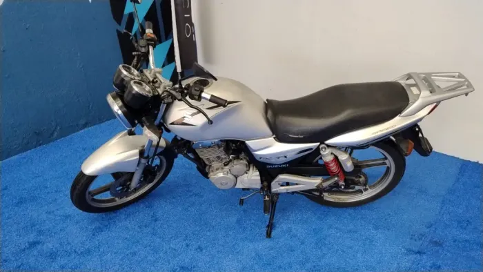 Suzuki GSR 150 ano 2013 Prata Conservada