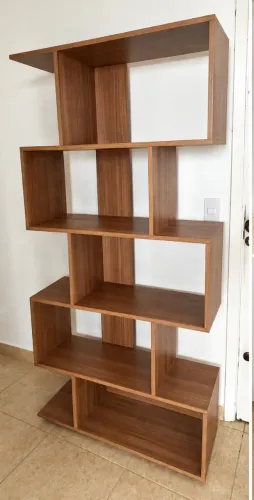 ESTANTE DECORATIVA MODERNA COM NICHOS - DESIGN GEOMÉTRICO usada