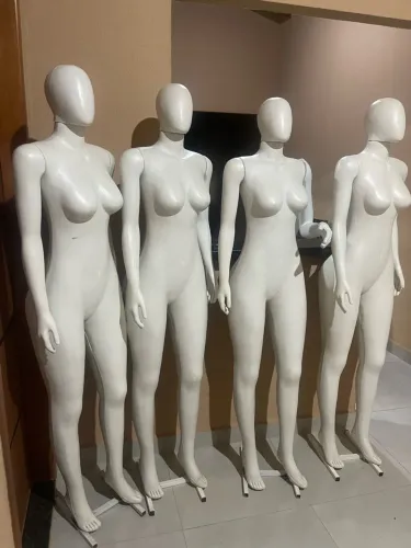 Vende se manequim femininos