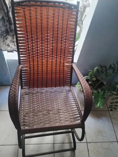 CADEIRA DE BALANÇO CONSERVADA