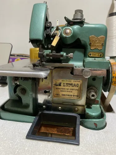Máquina Overloque Industrial GN1-6 Completa com Mesa e Motor - Funcionando