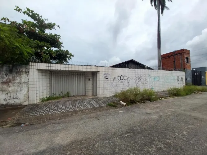 (CA1768) Excelente casa localizada no Damas medindo 716,76m²