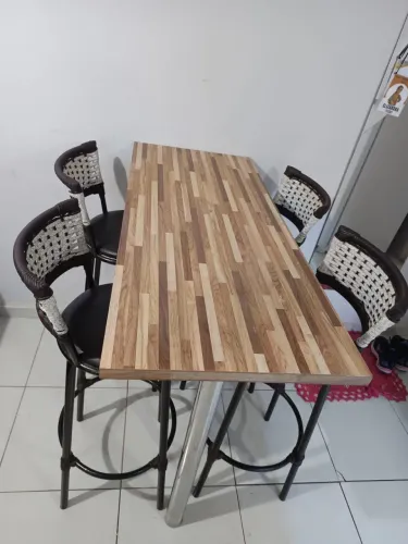 Vende-se mesa alta com 4 cadeiras