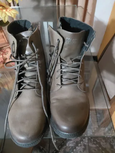 Vendo bota verde militar, da colcci, excelente estado.