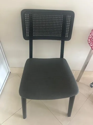 Cadeira preta com palha para mesa de jantar