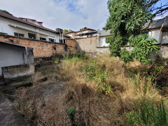 LOTE A VENDA COM 300M2 - PEQUENA CASA DE 02 QUARTOS E LOJA A VENDA NO CAICARA.