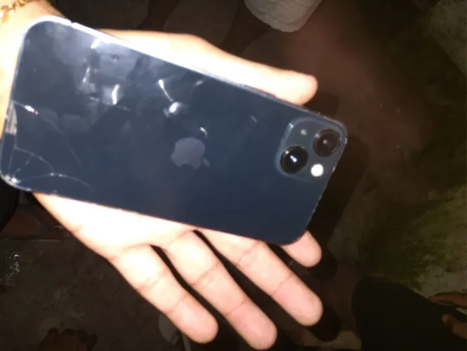 Vende- se IPhone 13 256 G, Tela toda original, tela traseira trincada, bateria 78%
