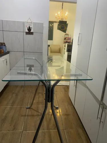 Mesa com base cromada