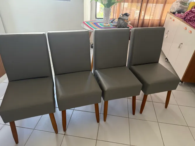 Vende-se 4 cadeiras na cor cinza , courino, novas , pés palito, modernas