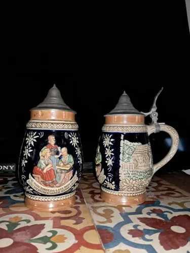 Antiga Caneca Tankard, em Porcelana, pintada à Mão, toda em alto relevo. Mede 20 x 15 cm.