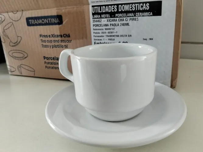 Conjunto de xícara de chá de porcelana com pires.