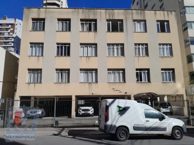 Apartamento semimobiliado para alugar no centro de Florianópolis/SC
