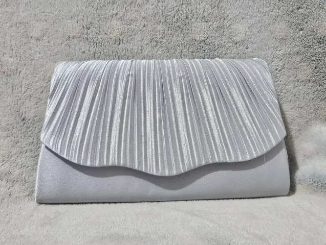 Bolsa de Envelope Plissada de Cetim Champanhe,