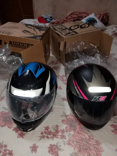 Vendo dos capacetes na caixa novos nunca foi usado