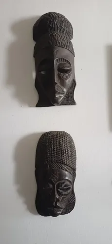 Máscaras decorativas em madeira