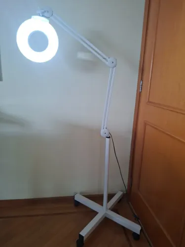 Lupa Luminária Articulada Led Estética Tripé Rodinhas Branca