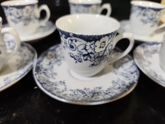 Conjunto de 6 Xícaras com Pires Antigo em Porcelana da Porcelana Schmidt, Modelo Imperial,