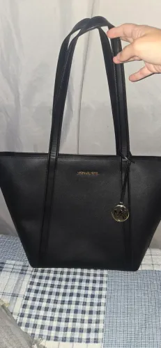 bolsa de ombro grande Michael Kors Pratt na cor preta com ferragens douradas