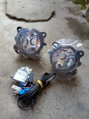 Vende-se farol de milha,e o kit completo com as lâmpadas de led e as fiação,gol 2013