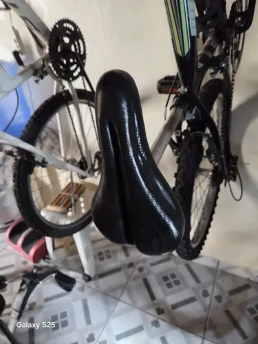 Bicicleta preta e verde usada 