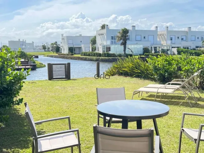 Casa Mobiliada com 03 dormitórios à beira do lago em Xangri-lá - Condomínio Pateo Marbella