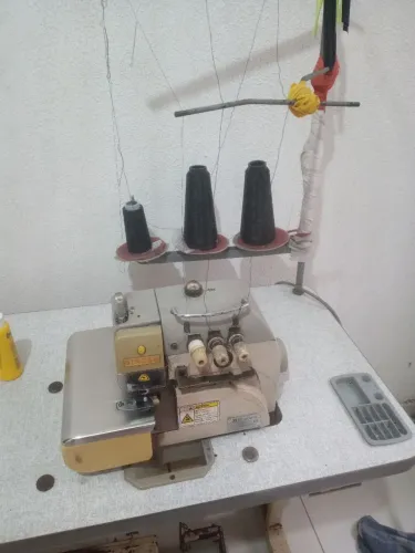 Vendo uma máquina de costura overlok