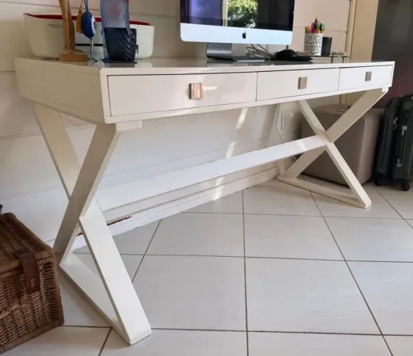 Escrivaninha ARTEFACTO laqueada Miami