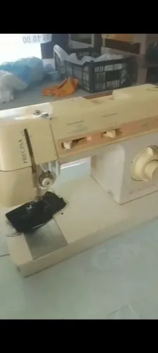 Vende-se uma máquina elétrica de costura Cindy