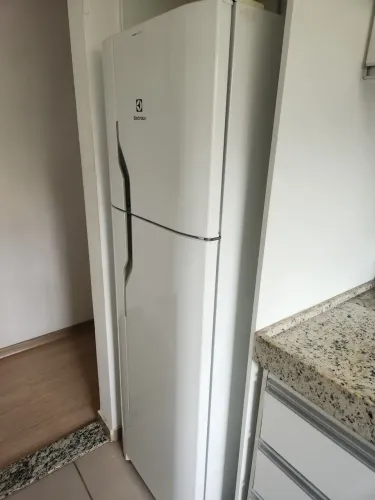 Vende-se Geladeira Frost Free Electrolux 310 litros